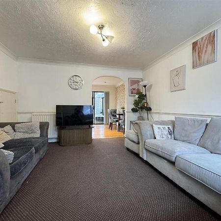 Clove, 3-4 Bed House With Garden, Free Parking, Sleeps 9 In Grays & Chafford Hundred Stifford Exterior photo