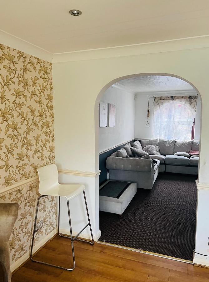 Clove, 3-4 Bed House With Garden, Free Parking, Sleeps 9 In Grays & Chafford Hundred Stifford Exterior photo
