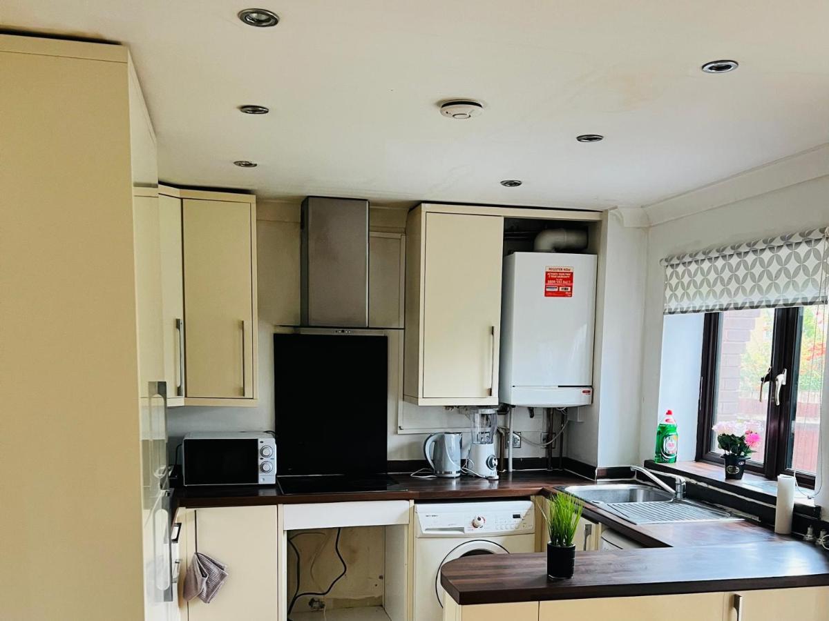 Clove, 3-4 Bed House With Garden, Free Parking, Sleeps 9 In Grays & Chafford Hundred Stifford Exterior photo