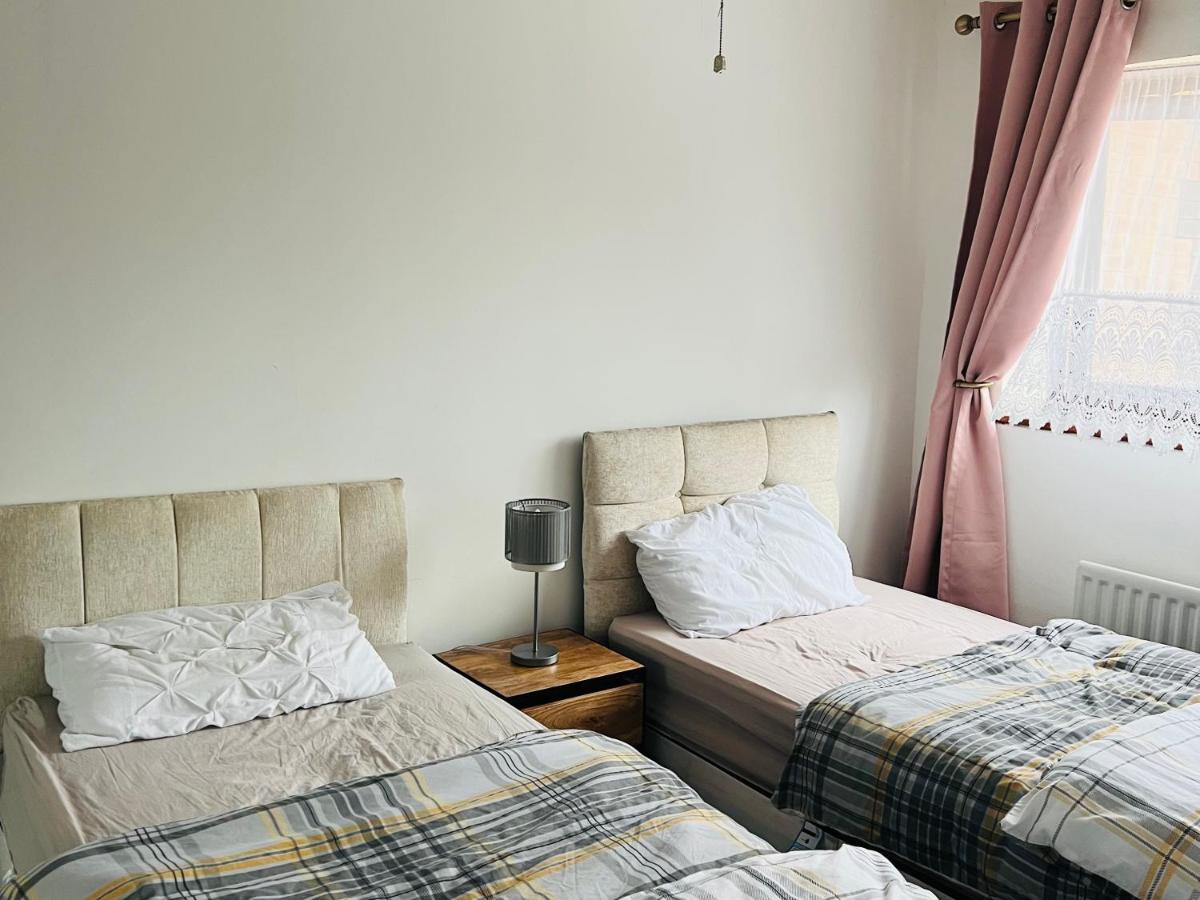 Clove, 3-4 Bed House With Garden, Free Parking, Sleeps 9 In Grays & Chafford Hundred Stifford Exterior photo