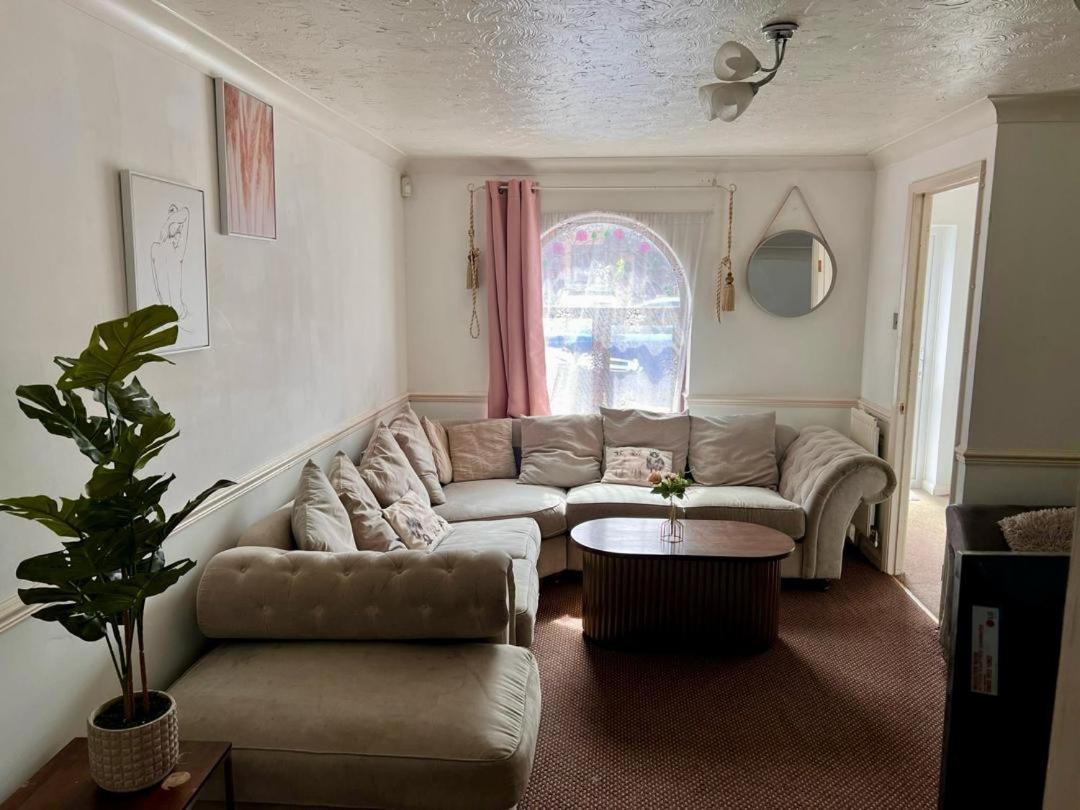 Clove, 3-4 Bed House With Garden, Free Parking, Sleeps 9 In Grays & Chafford Hundred Stifford Exterior photo