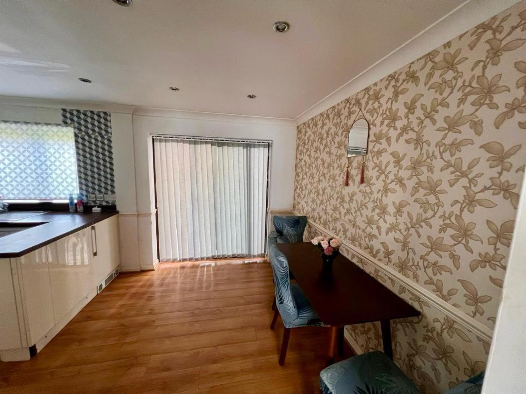 Clove, 3-4 Bed House With Garden, Free Parking, Sleeps 9 In Grays & Chafford Hundred Stifford Exterior photo