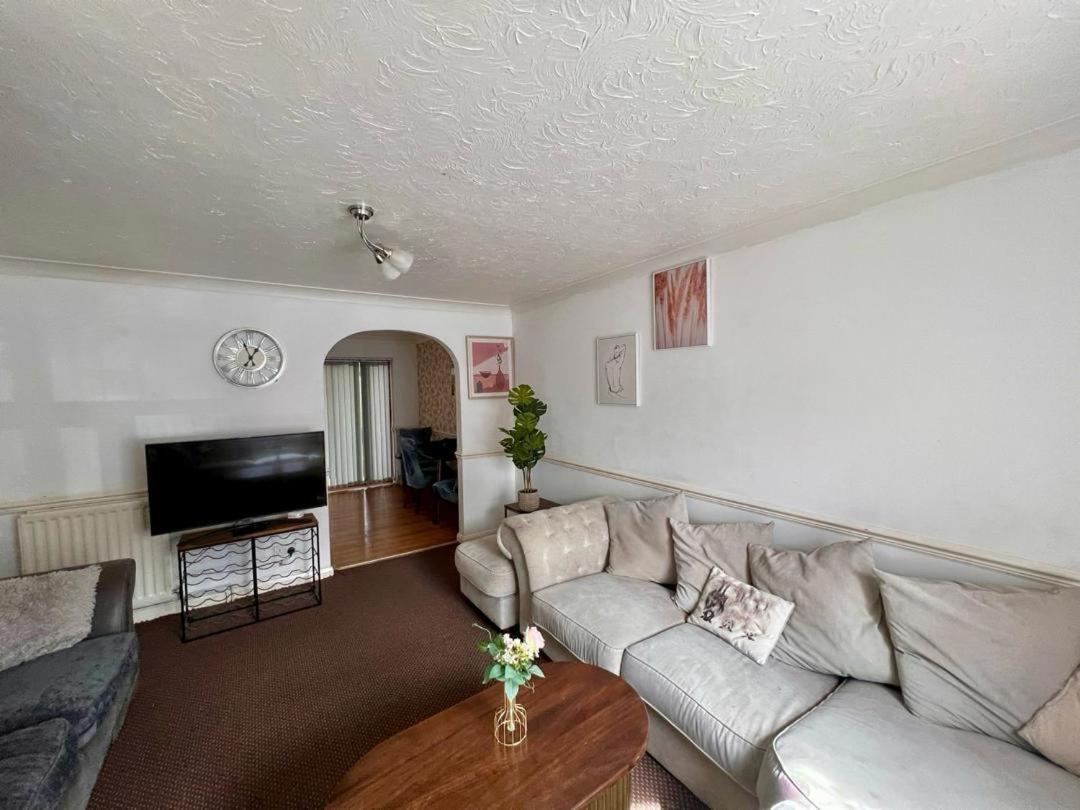 Clove, 3-4 Bed House With Garden, Free Parking, Sleeps 9 In Grays & Chafford Hundred Stifford Exterior photo