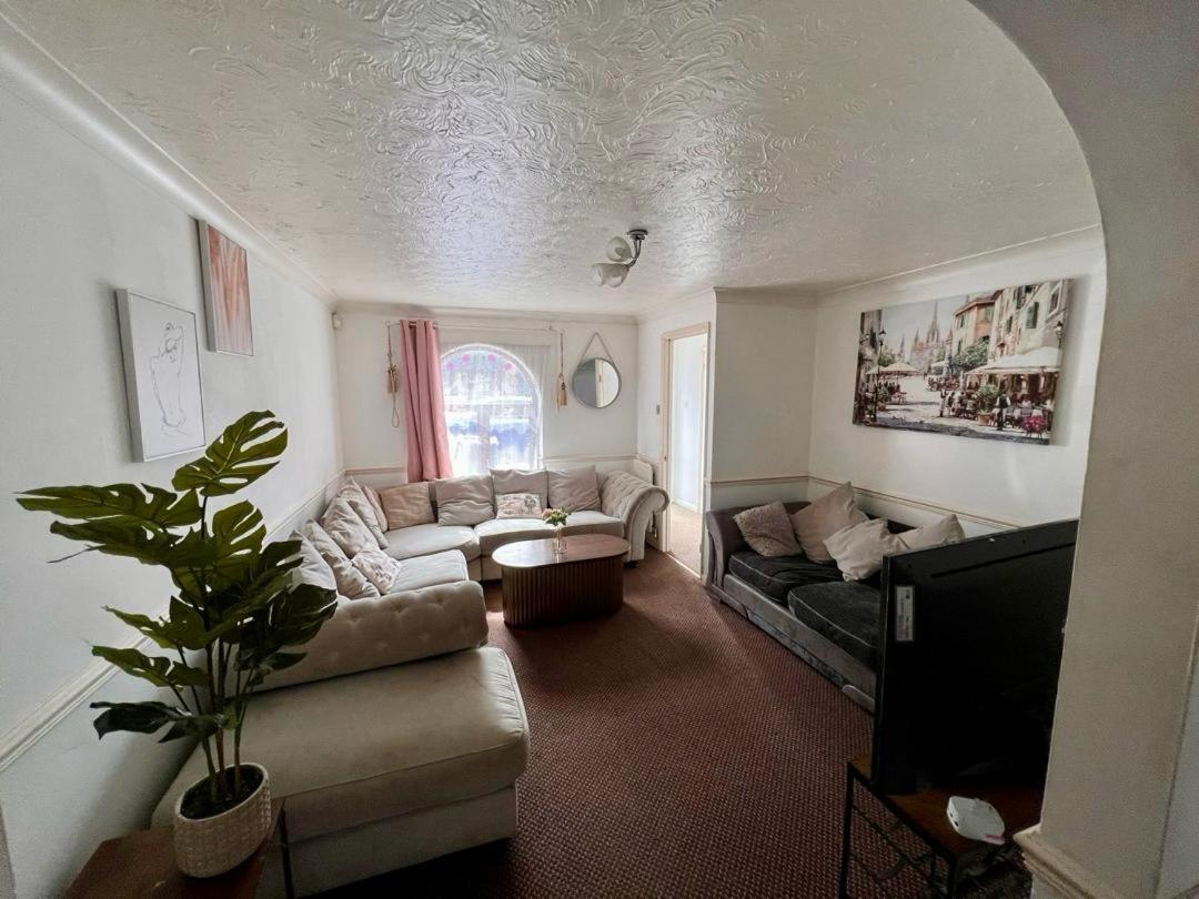 Clove, 3-4 Bed House With Garden, Free Parking, Sleeps 9 In Grays & Chafford Hundred Stifford Exterior photo