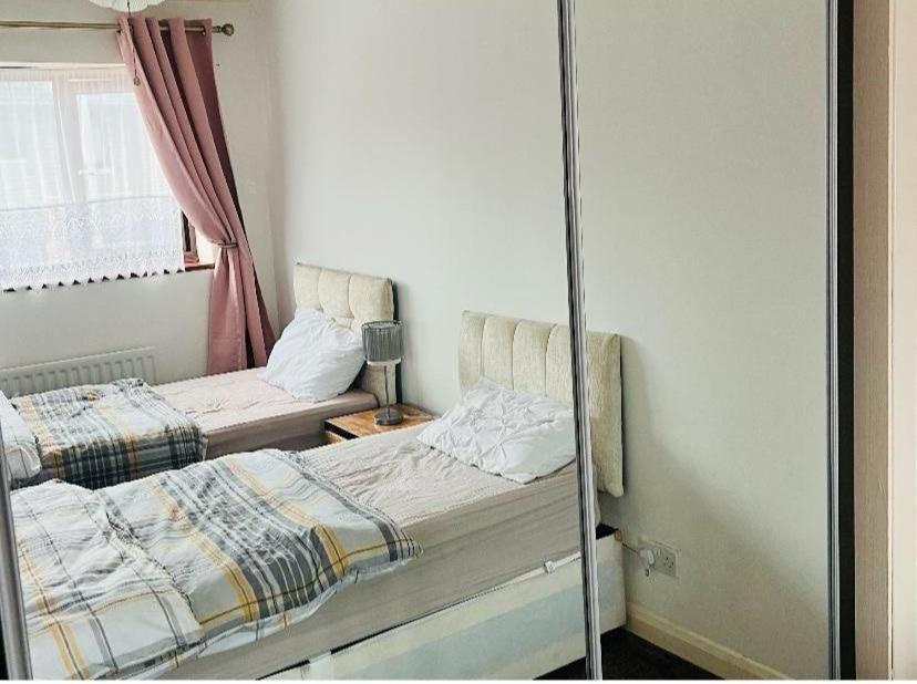 Clove, 3-4 Bed House With Garden, Free Parking, Sleeps 9 In Grays & Chafford Hundred Stifford Exterior photo