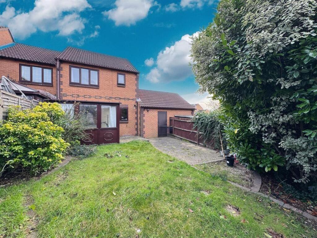 Clove, 3-4 Bed House With Garden, Free Parking, Sleeps 9 In Grays & Chafford Hundred Stifford Exterior photo