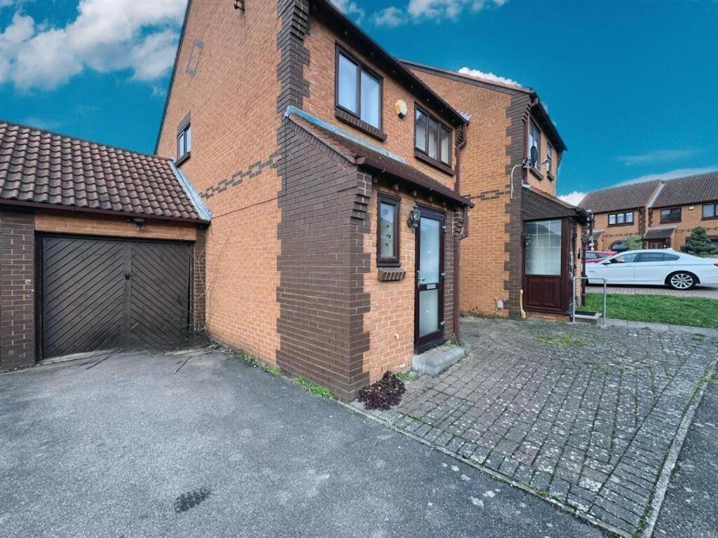 Clove, 3-4 Bed House With Garden, Free Parking, Sleeps 9 In Grays & Chafford Hundred Stifford Exterior photo