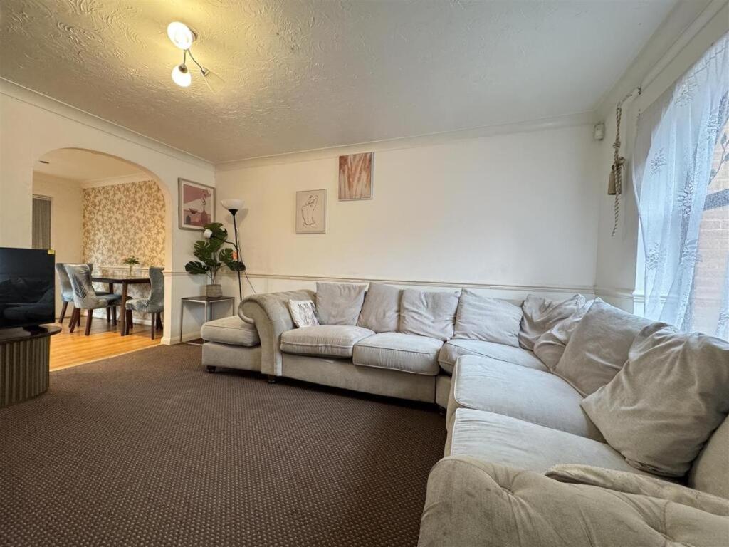 Clove, 3-4 Bed House With Garden, Free Parking, Sleeps 9 In Grays & Chafford Hundred Stifford Exterior photo